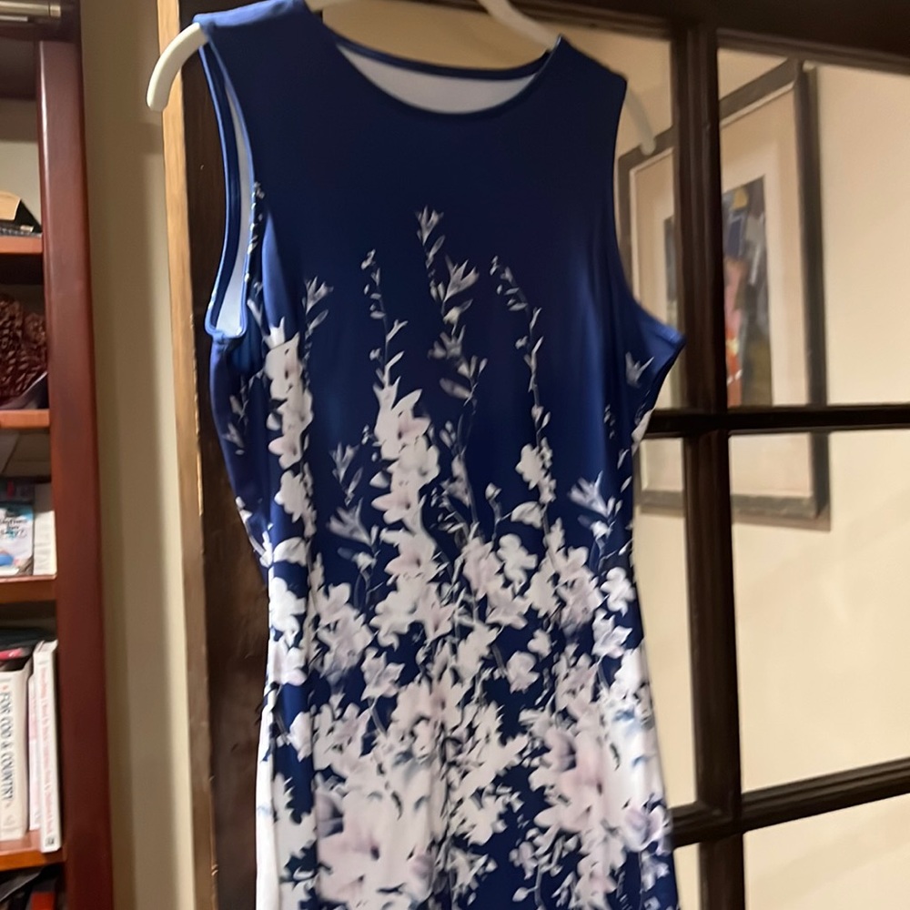 Size 4 to 6. Beautiful silky summer dress. Worn once.